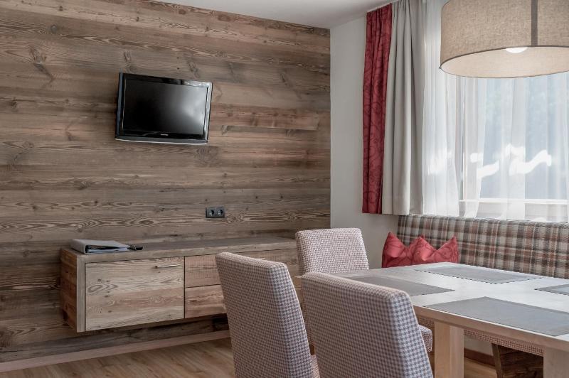 Two-Bedroom Apartment with Balcony (5 Adults) image 4