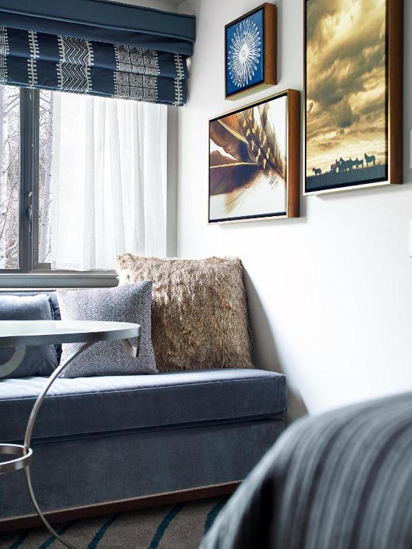 Deluxe King Room with Mountain View and Roll-In Shower - Disability Access image 2