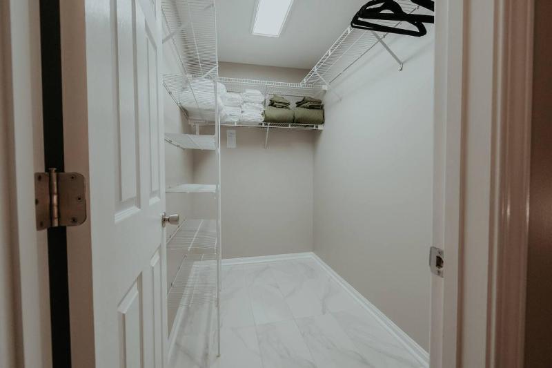 Stylish City Condo Near Top Restos & Nightlife - image 21
