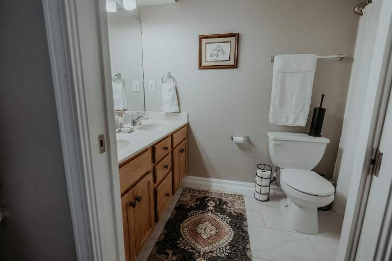 Stylish City Condo Near Top Restos & Nightlife - image 8