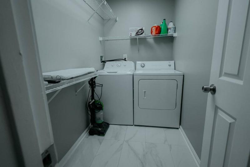 Stylish City Condo Near Top Restos & Nightlife - image 38