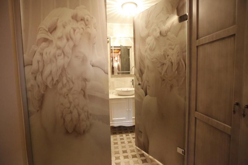 Deluxe Double or Twin Room image 4