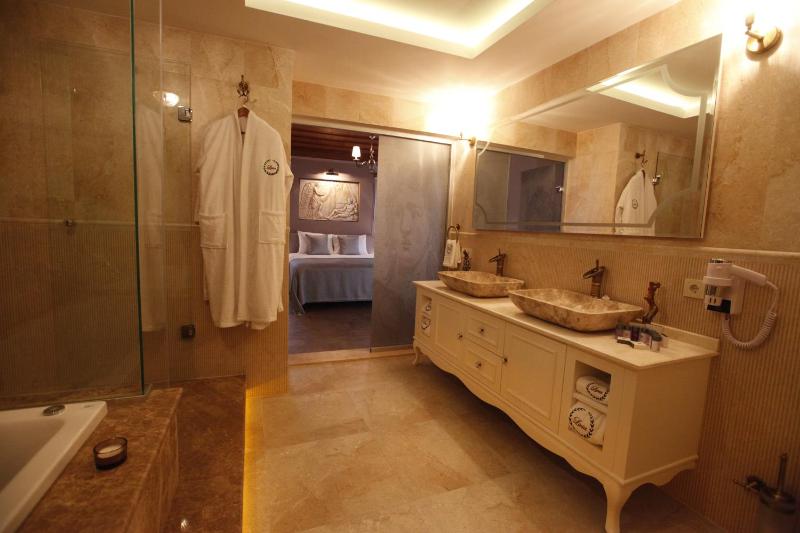 King Suite with Spa Bath image 3
