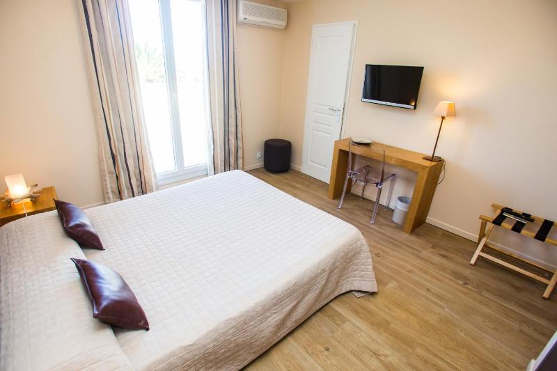 Double Room with Terrace image 3