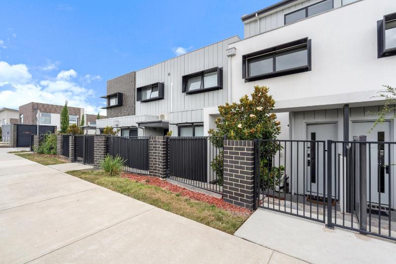 Modern 3-Bedroom Townhouse in Quiet Greenway - image 6