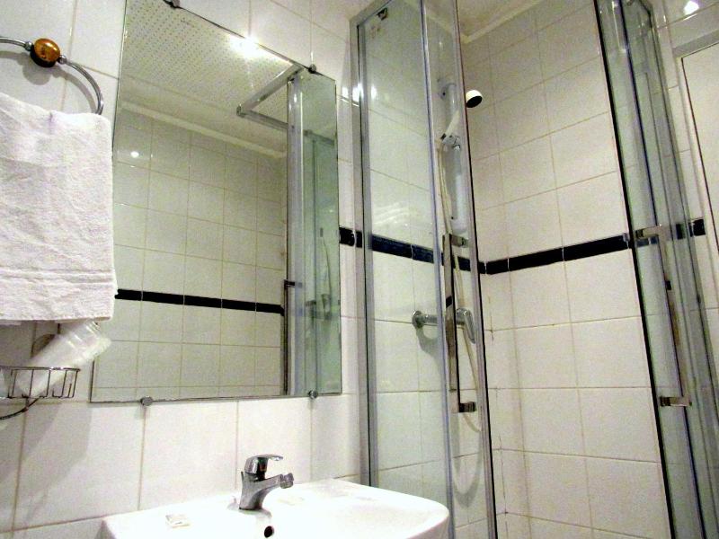 Economy Double Room image 4