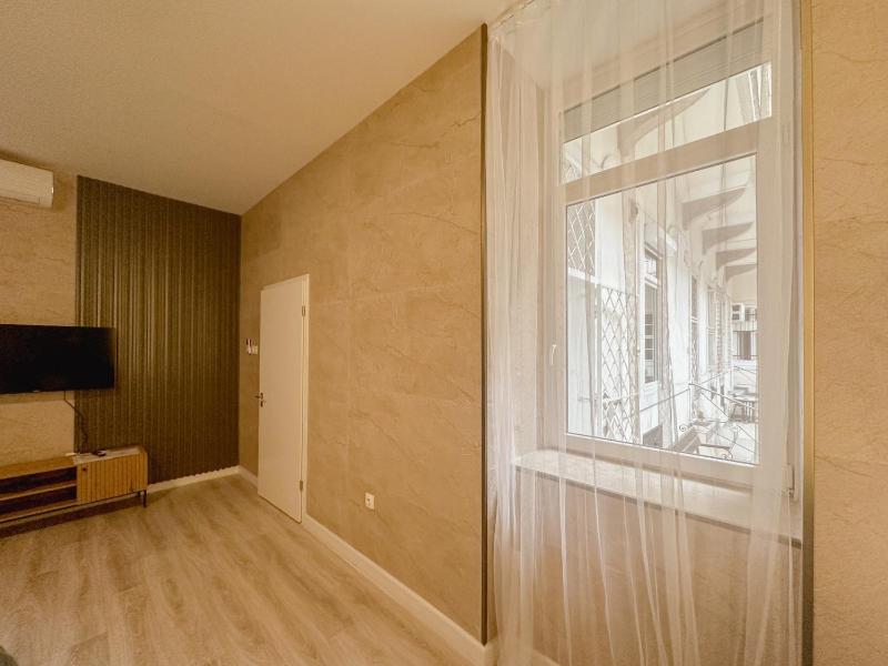 S8 Downtown Apartment - image 14