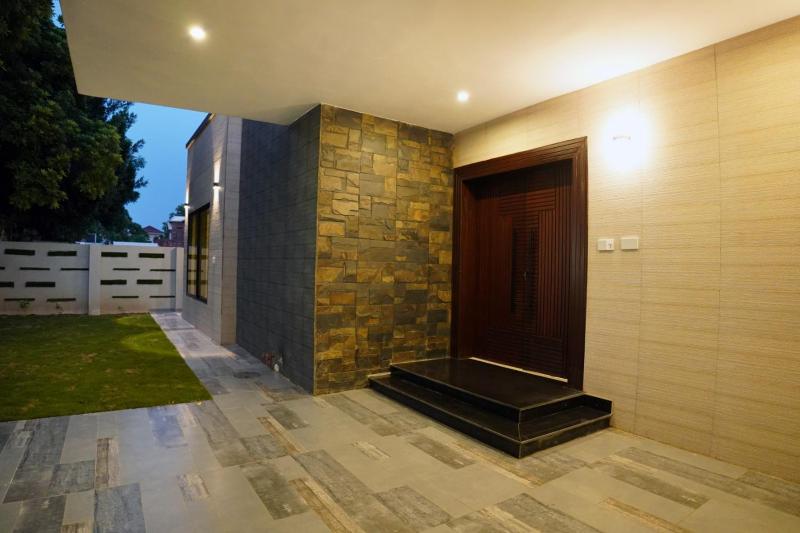 LAHORE VILLA 1 Kanal Ground floor 2 beds 2 bath 1 living room Kitchen dinning room - image 2