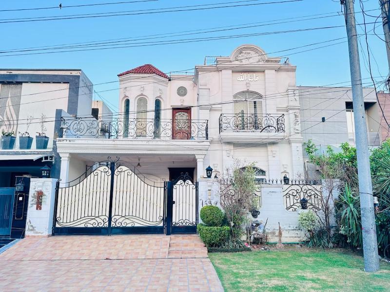 3 Beds Space with Privacy in Middle of DHA - image 1