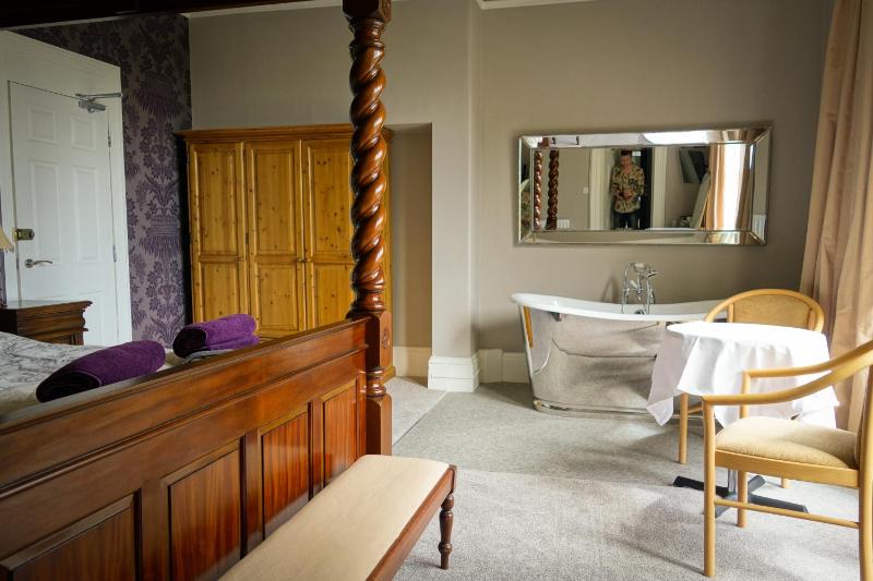 Deluxe King Room image 3