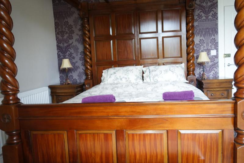Deluxe King Room image 2