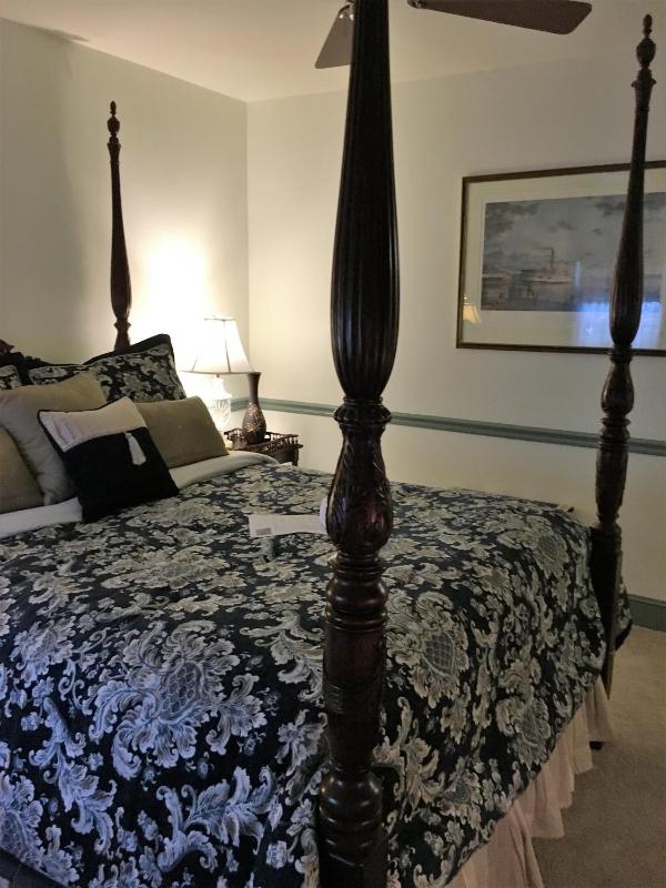 Queen Room image 2