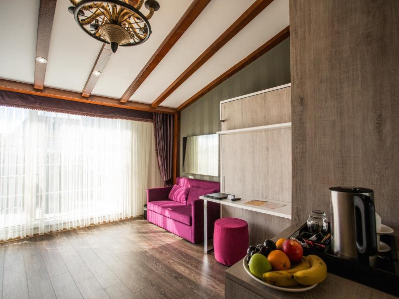 Prestige Suite with Terrace and Jacuzzi image 4