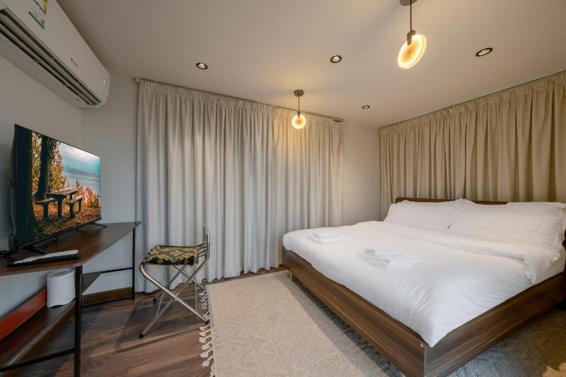 Modern Loft Apt Rooftop - image 2