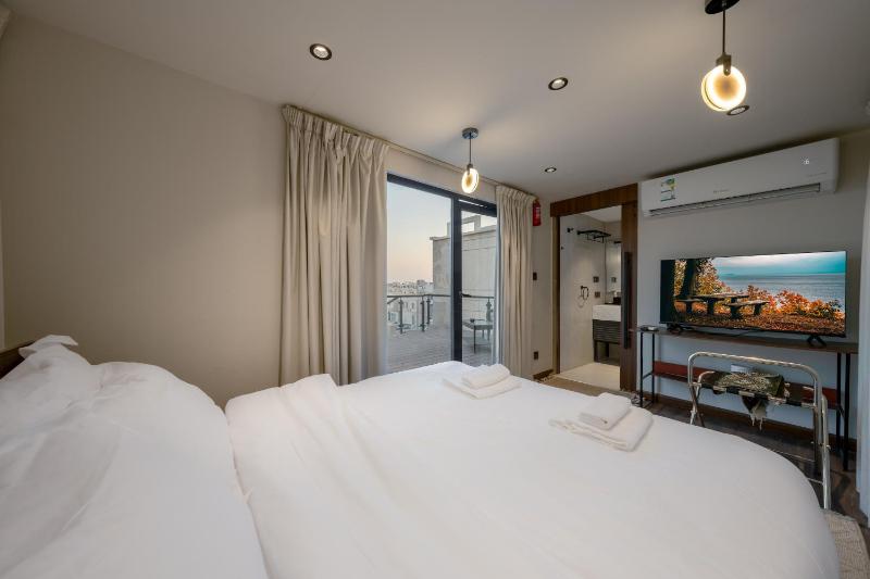 Modern Loft Apt Rooftop - image 16