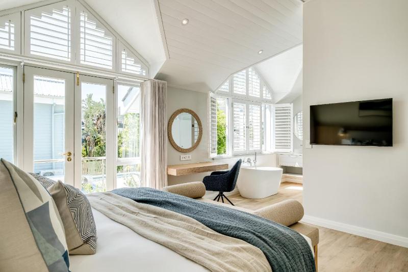 6bed Villa by Camps Bay Beach Seven the Drive - image 11