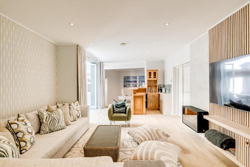 6bed Villa by Camps Bay Beach Seven the Drive - image 3