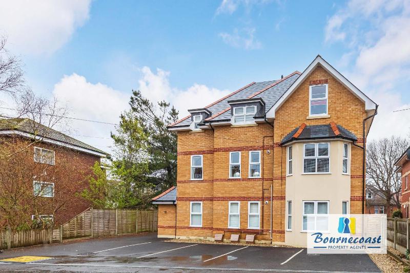 SEA AIR by BOURNECOAST - A Two Bedroom Apartment with Parking - Minutes to the Sandy Beaches - FM10676 - image 18