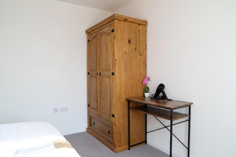 Syster Properties Modern Leicester Stay with Free Parking LE2 Area - image 32