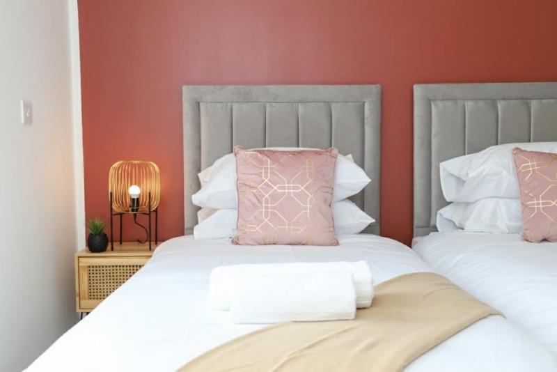 Syster Properties Modern Leicester Stay with Free Parking LE2 Area - image 6