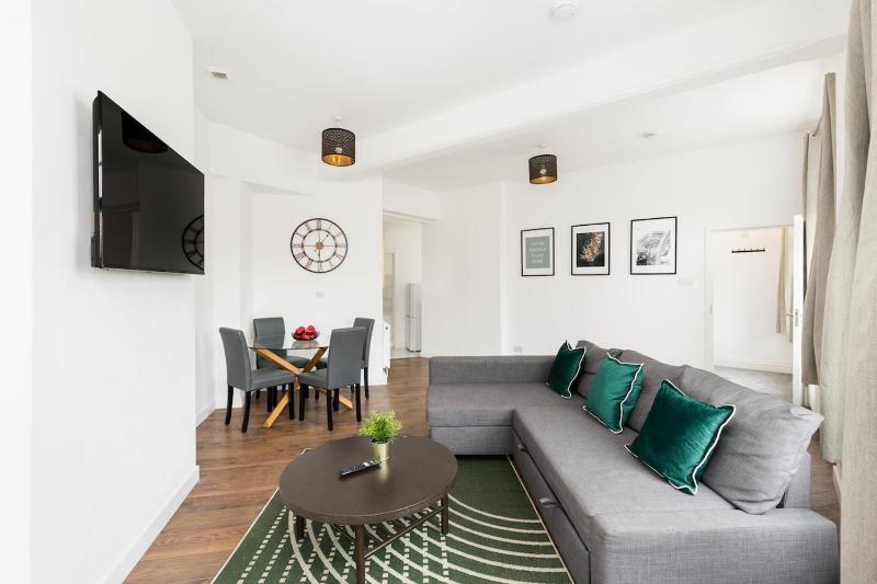 The Newhall Loft by Prime Stays - 2-Bedroom JQ City Apartment with Private Entrance - image 1
