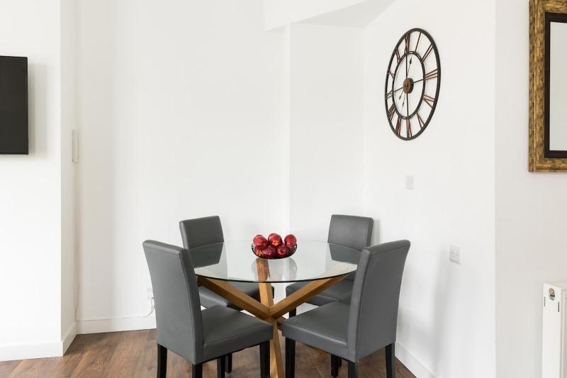 The Newhall Loft by Prime Stays - 2-Bedroom JQ City Apartment with Private Entrance - image 11
