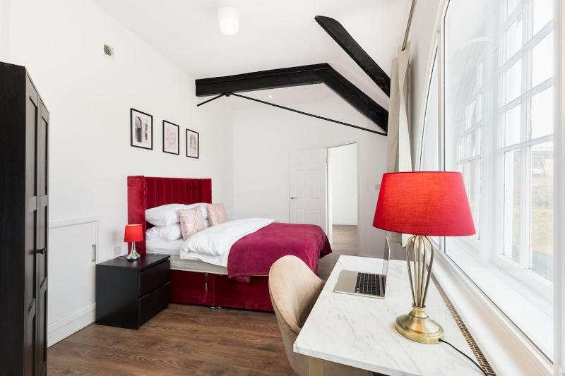 The Newhall Loft by Prime Stays - 2-Bedroom JQ City Apartment with Private Entrance - image 3