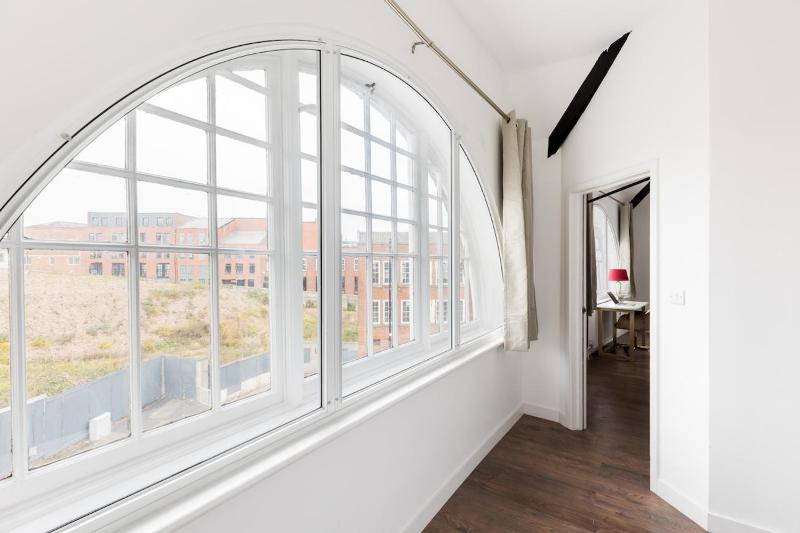 The Newhall Loft by Prime Stays - 2-Bedroom JQ City Apartment with Private Entrance - image 12