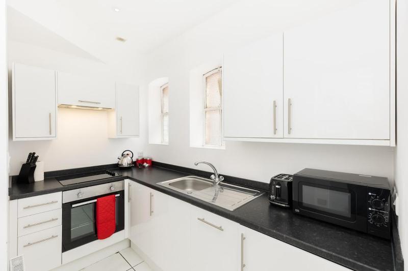 The Newhall Loft by Prime Stays - 2-Bedroom JQ City Apartment with Private Entrance - image 4