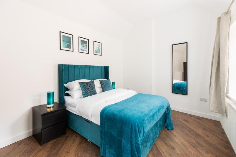 The Newhall Loft by Prime Stays - 2-Bedroom JQ City Apartment with Private Entrance - image 10