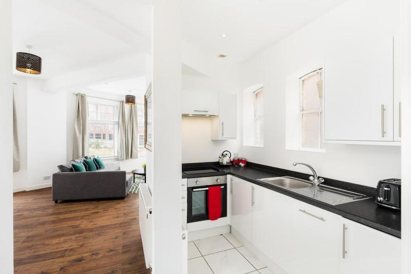 The Newhall Loft by Prime Stays - 2-Bedroom JQ City Apartment with Private Entrance - image 6