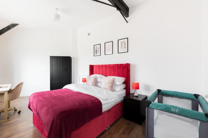 The Newhall Loft by Prime Stays - 2-Bedroom JQ City Apartment with Private Entrance - image 14