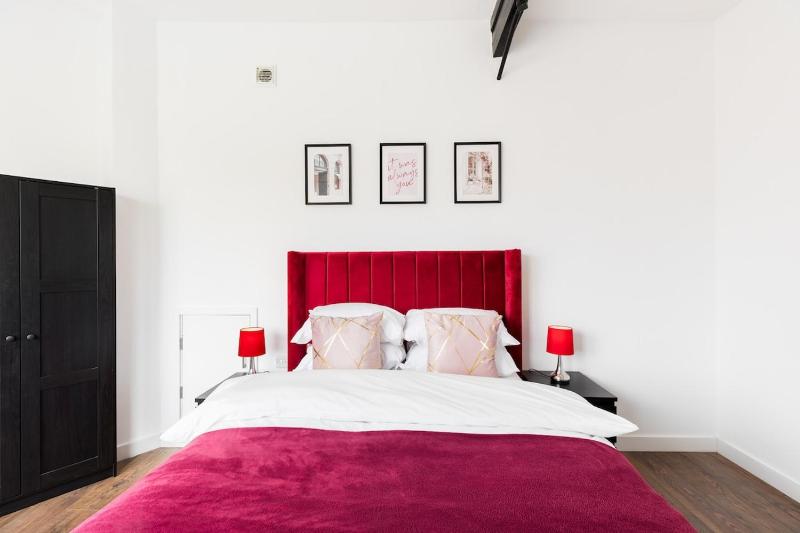 The Newhall Loft by Prime Stays - 2-Bedroom JQ City Apartment with Private Entrance - image 5