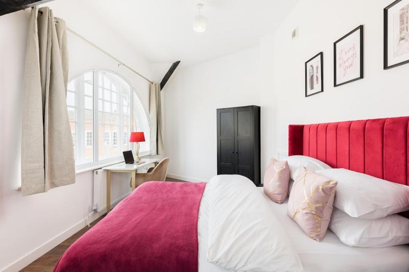 The Newhall Loft by Prime Stays - 2-Bedroom JQ City Apartment with Private Entrance - image 16