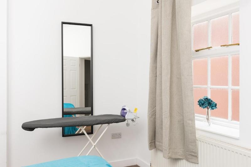 The Newhall Loft by Prime Stays - 2-Bedroom JQ City Apartment with Private Entrance - image 7