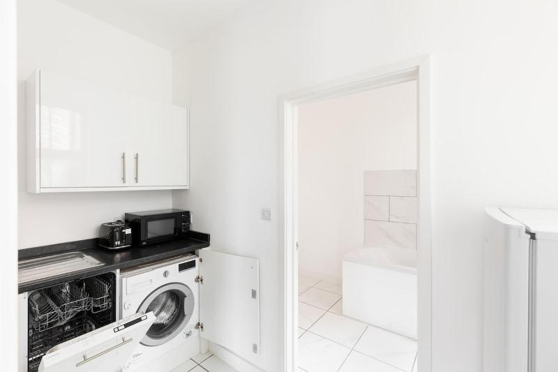 The Newhall Loft by Prime Stays - 2-Bedroom JQ City Apartment with Private Entrance - image 8