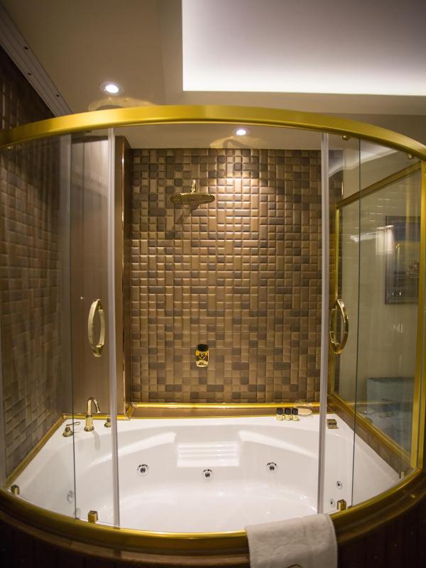 Deluxe Suite with Jacuzzi image 3