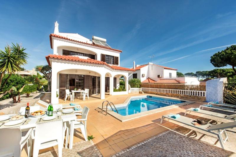 Spacious 4 bedroom villa private pool free air conditioning and wifi - image 30