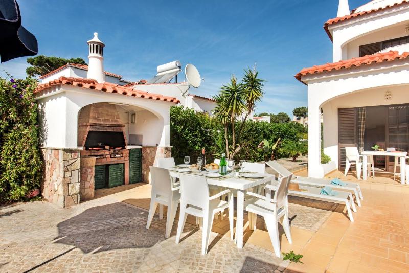 Spacious 4 bedroom villa private pool free air conditioning and wifi - image 2