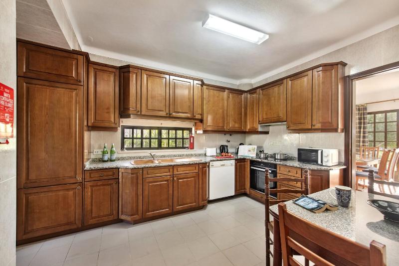 Spacious 4 bedroom villa private pool free air conditioning and wifi - image 21