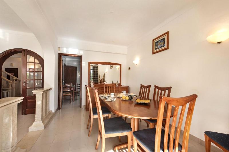 Spacious 4 bedroom villa private pool free air conditioning and wifi - image 8