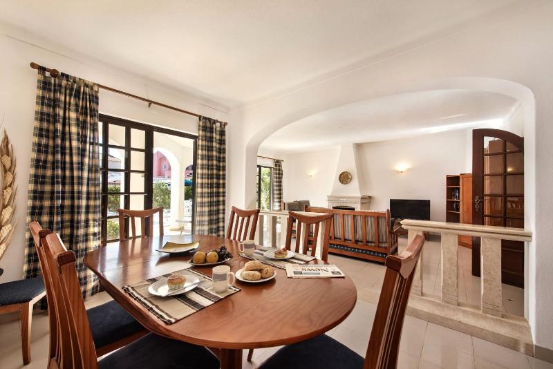 Spacious 4 bedroom villa private pool free air conditioning and wifi - image 14