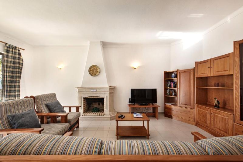 Spacious 4 bedroom villa private pool free air conditioning and wifi - image 7