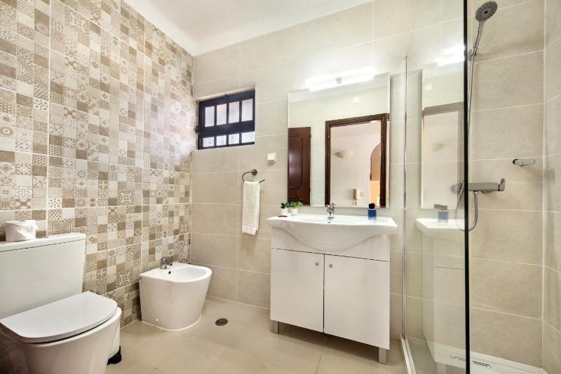 Spacious 4 bedroom villa private pool free air conditioning and wifi - image 31