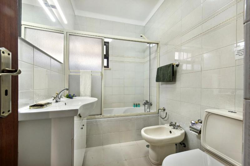 Spacious 4 bedroom villa private pool free air conditioning and wifi - image 28