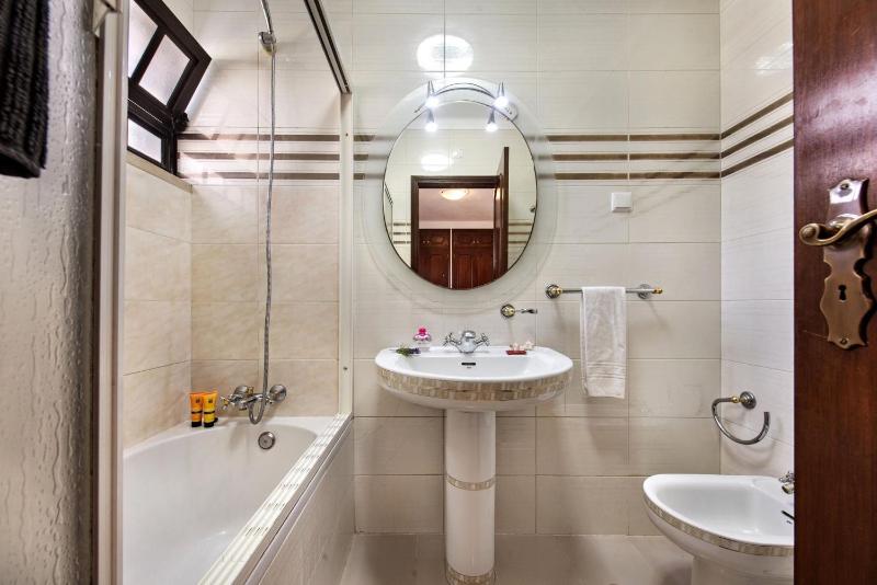 Spacious 4 bedroom villa private pool free air conditioning and wifi - image 29