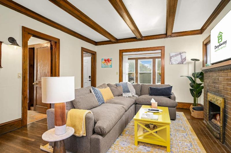 Bde Maka Stay - Classic 5 BR Heart of Uptown - Hennepin & Lyndale - Close to Lakes - image 16