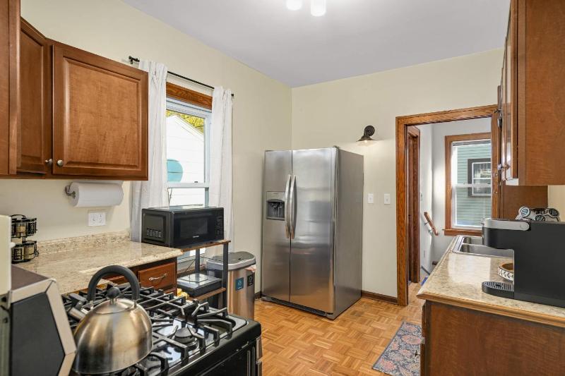 Bde Maka Stay - Classic 5 BR Heart of Uptown - Hennepin & Lyndale - Close to Lakes - image 11