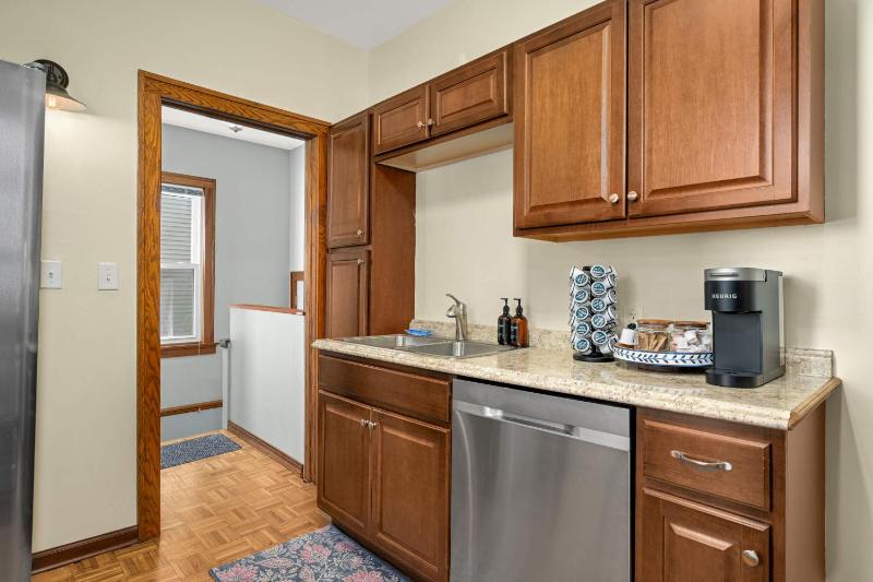 Bde Maka Stay - Classic 5 BR Heart of Uptown - Hennepin & Lyndale - Close to Lakes - image 8