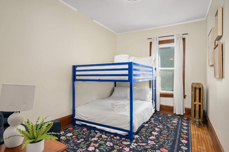 Bde Maka Stay - Classic 5 BR Heart of Uptown - Hennepin & Lyndale - Close to Lakes - image 23